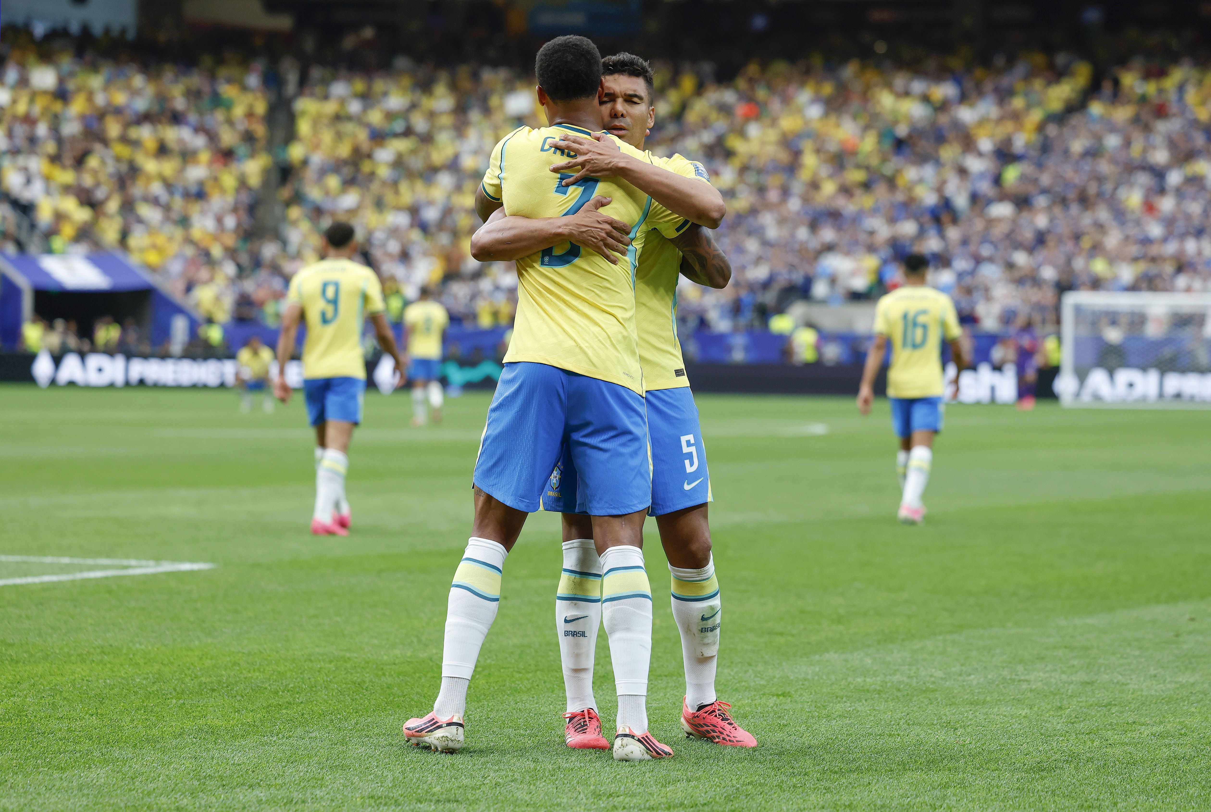 Brasil busca virada no fim, vence Japão e avança às oitavas de final da Copa do Mundo