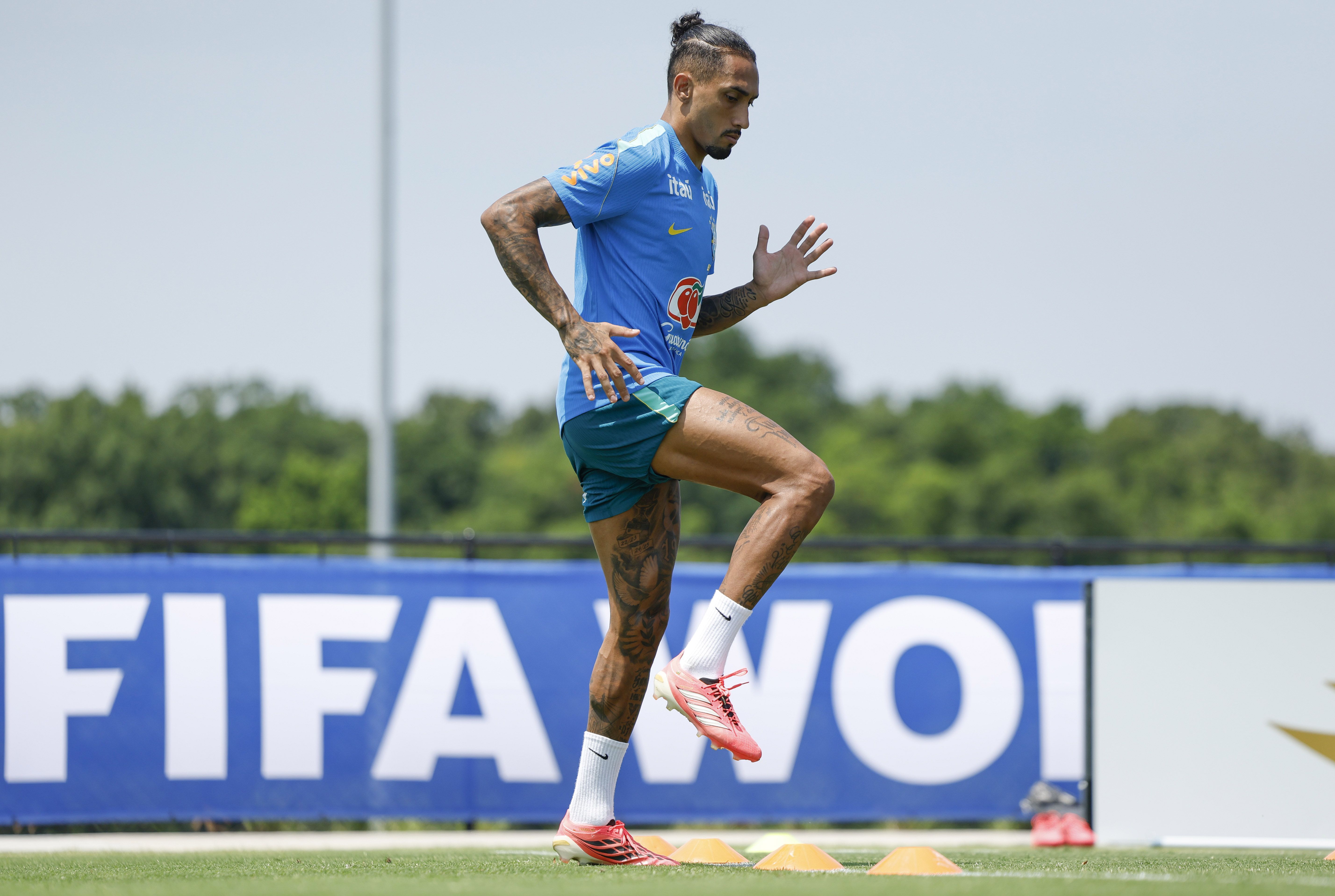 Em recuperação, Raphinha vai a campo em treino da Seleção Brasileira