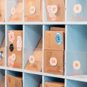 Café Pli, em Paris, permite que visitantes escrevam cartas para serem enviadas no futuro