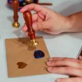 Café Pli, em Paris, permite que visitantes escrevam cartas para serem enviadas no futuro