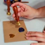 Café Pli, em Paris, permite que visitantes escrevam cartas para serem enviadas no futuro