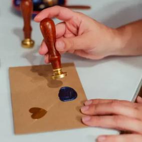Café Pli, em Paris, permite que visitantes escrevam cartas para serem enviadas no futuro