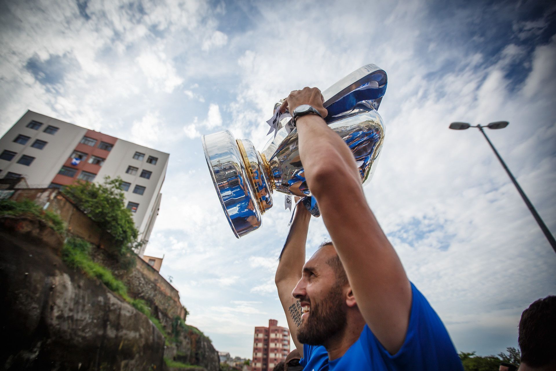 Campeão com Cruzeiro e Palmeiras é anunciado como reforço de rival brasileiro na Sula