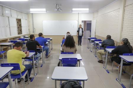 Taxa de analfabetismo caiu para 4,9% em 2025 e ficou abaixo de 5% pela primeira vez