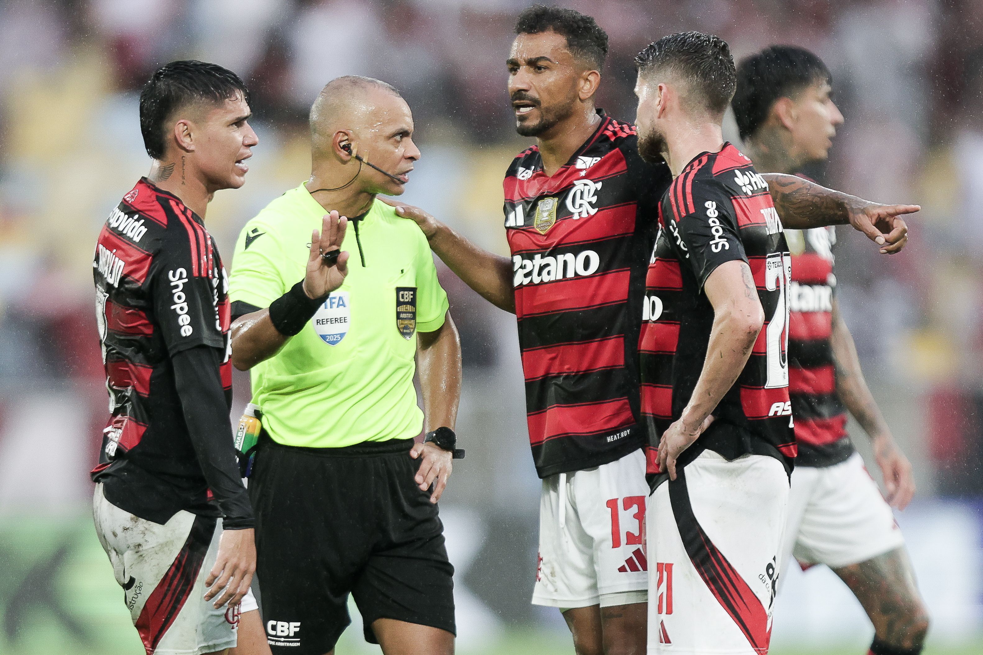 Fifa escolhe árbitro brasileiro para apitar jogo de estreia da Copa do Mundo