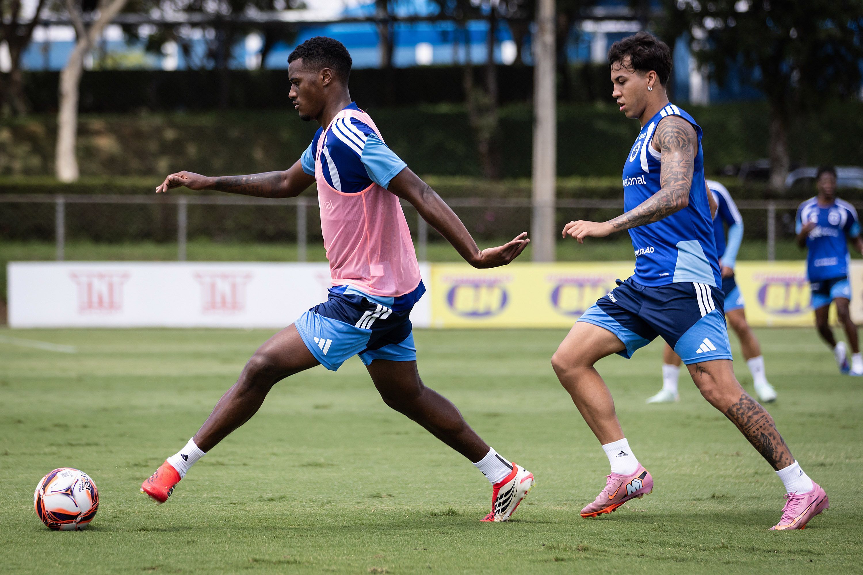 Cruzeiro acerta empréstimo de zagueiro para clube da Inglaterra