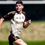 Flamengo celebra aniversário de Ayrton Lucas; saiba a situação do lateral