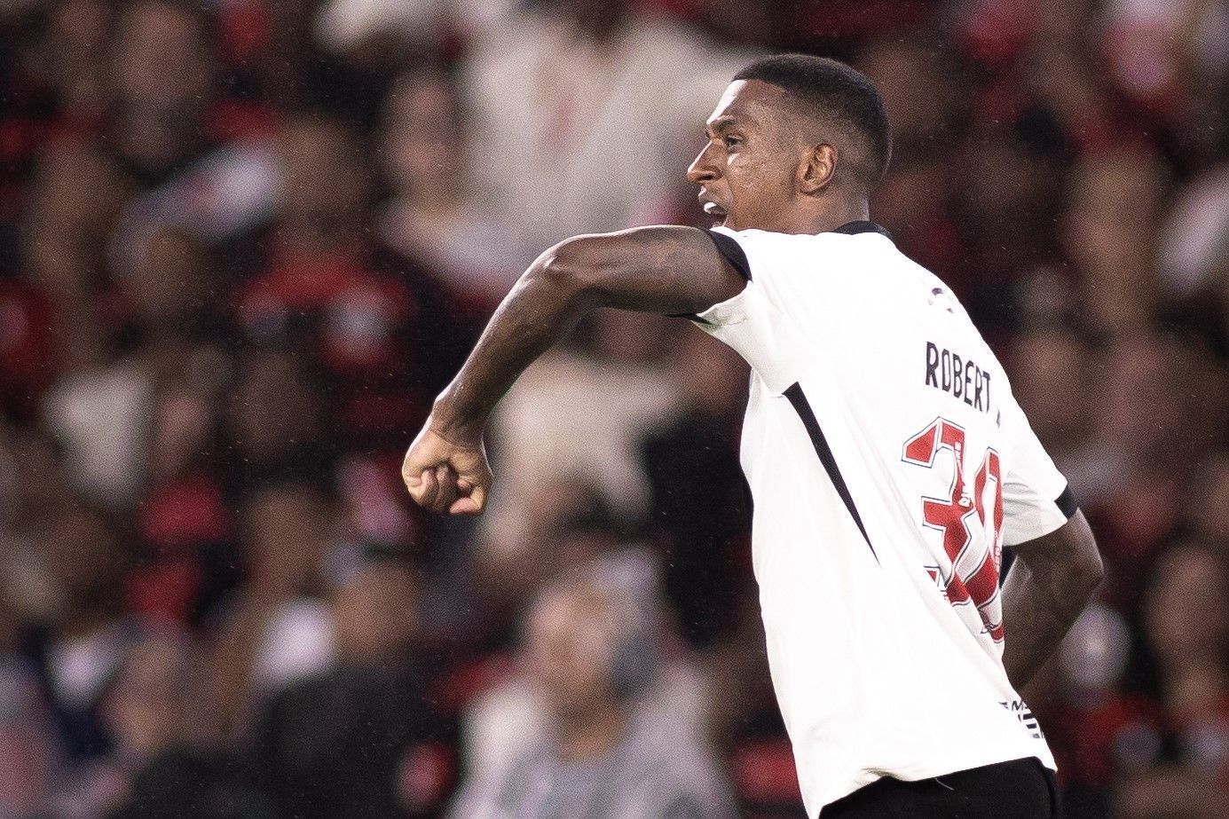 Vasco oficializa extensão do empréstimo com o zagueiro Robert Renan; saiba detalhes