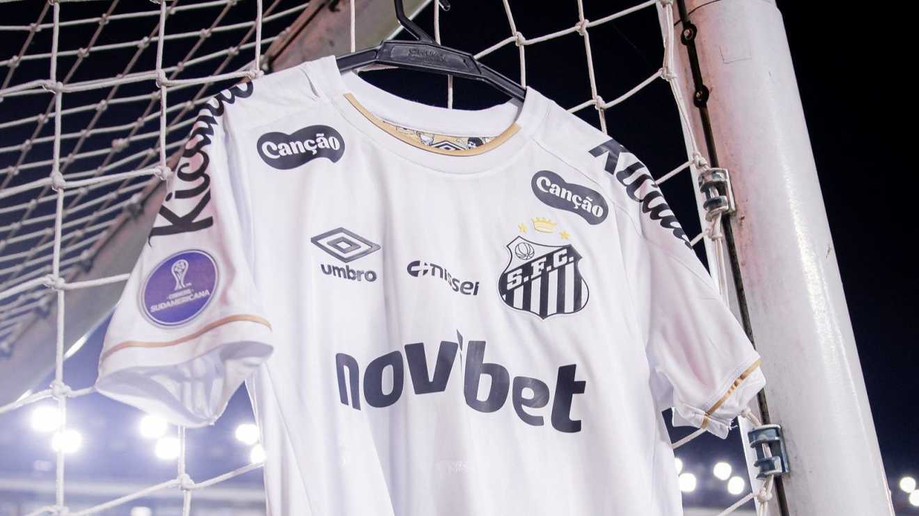 Santos aproveita pausa da Copa para realizar manutenção no gramado da Vila