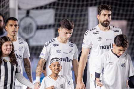 Igor Vinicius, Luan Peres e Barreal antes de jogo contra o Vitória