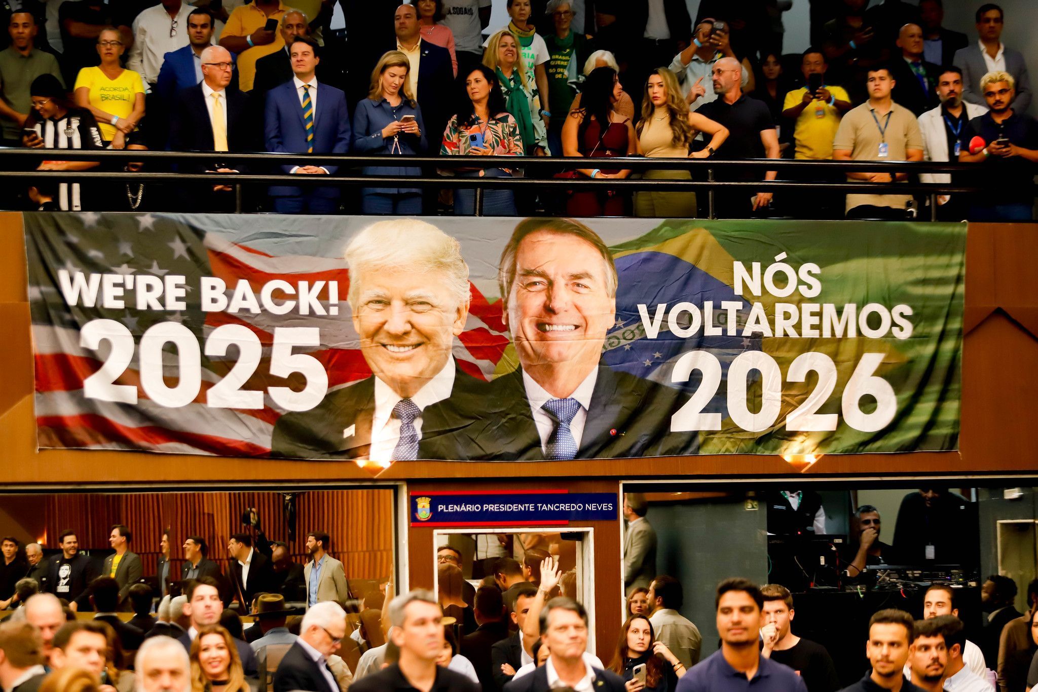 Mesmo sob risco de tarifaço, cores dos EUA são comuns em atos de Flávio Bolsonaro na Grande BH