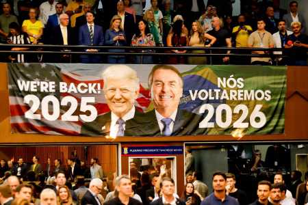 Bandeira de Trump e Jair Bolsonaro no plenário da CMBH