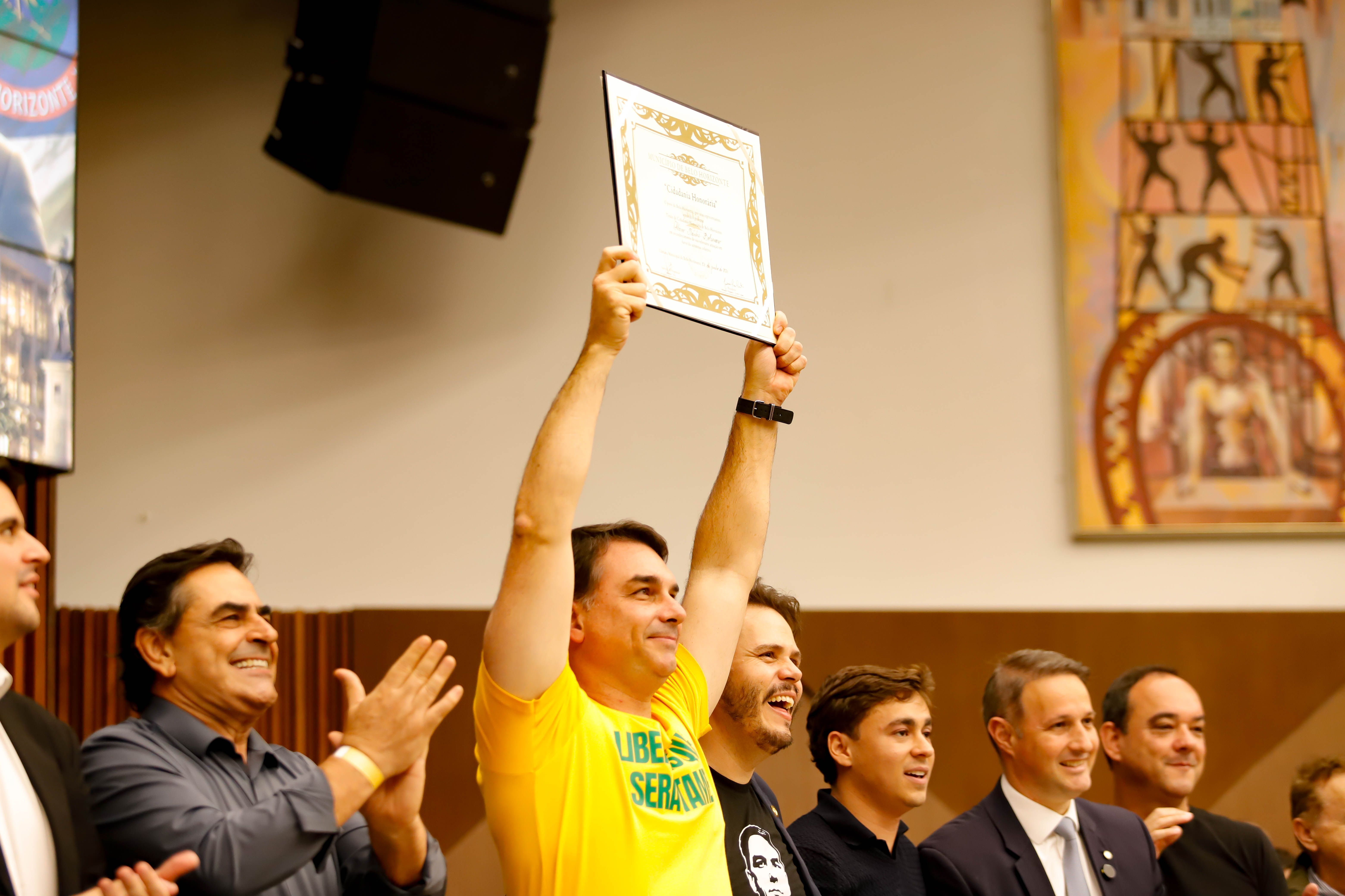 Senador Flávio Bolsonaro recebe título de cidadão honorário de BH