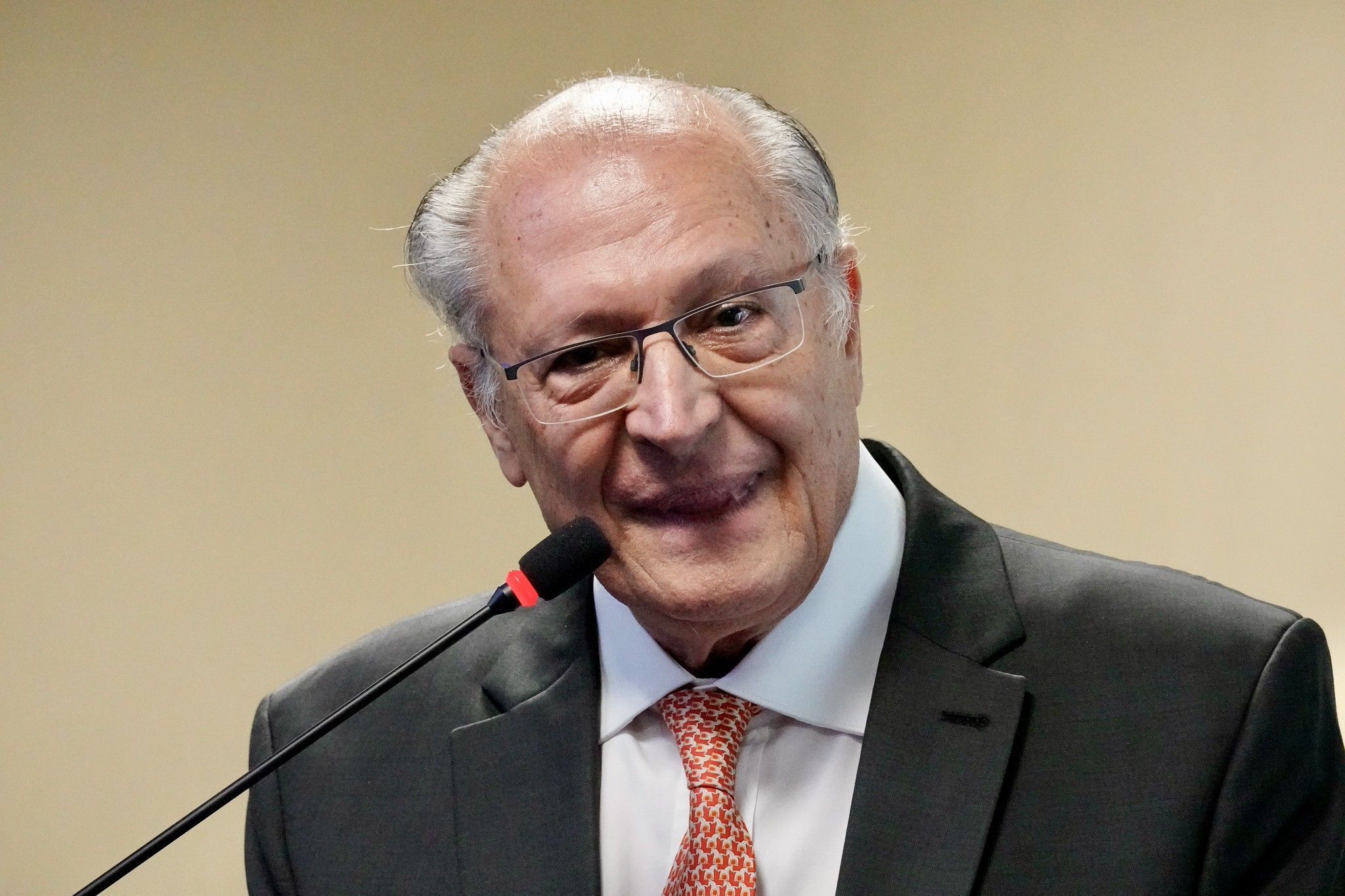 Guerra no Irã impulsiona aposta do Brasil em combustível para aviação, diz Alckmin