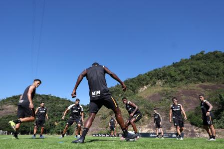 Botafogo trabalha no campo enquanto, fora dele, tenta se reorganizar