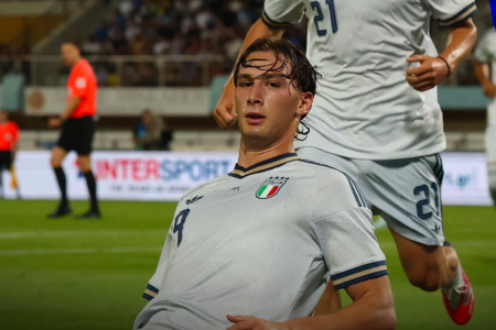 Pio Esposito comemora gol pela Itália