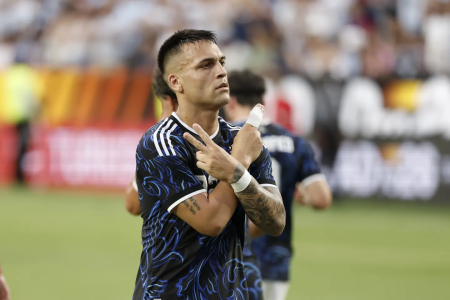 Lautaro Martínez comemora gol pela Argentina