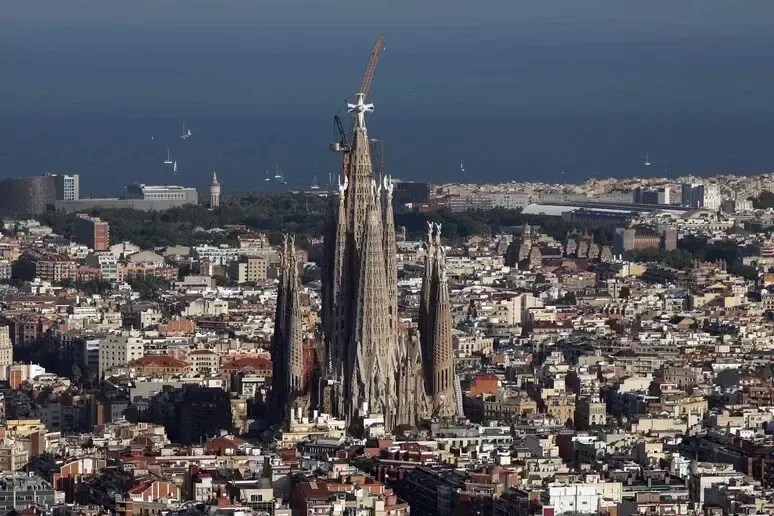 Papa abençoa nova torre da Sagrada Família, em Barcelona, no centenário de morte de Gaudí