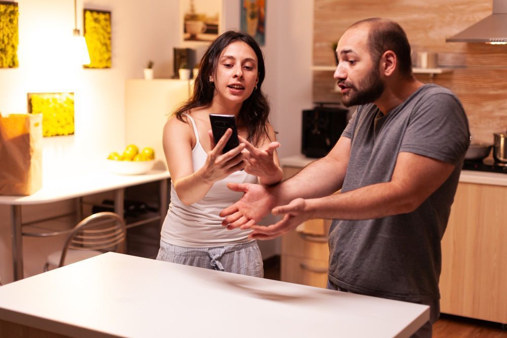Ciúmes no relacionamento: os pensamentos que podem colocar a confiança em risco
