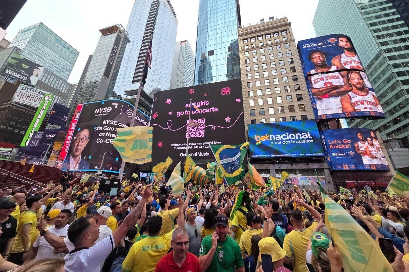 Torcedores do Brasil provocam Messi e CR7 e exaltam Neymar na Times Square