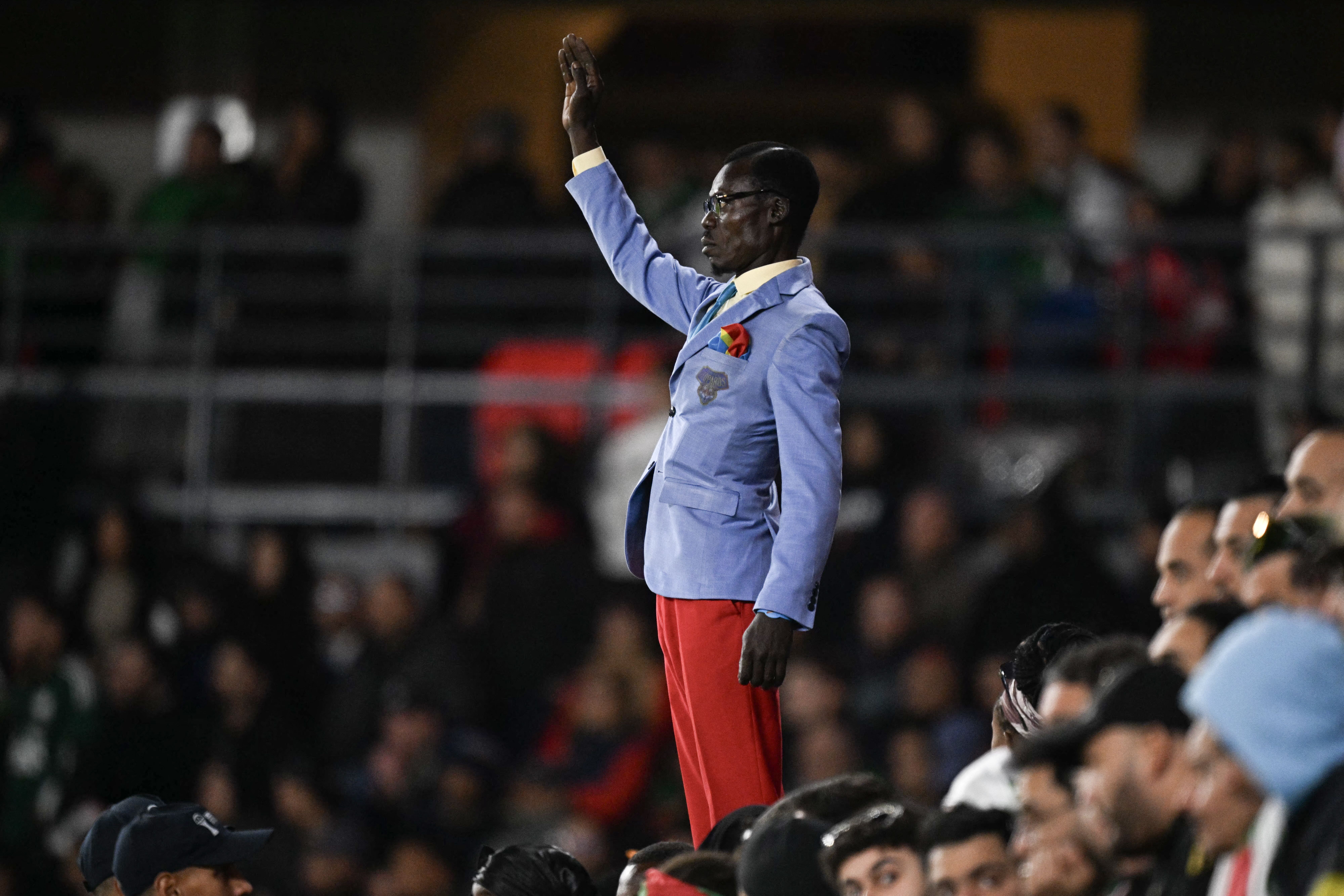 Torcedor símbolo da RD Congo chega ao México para duelo com Colômbia