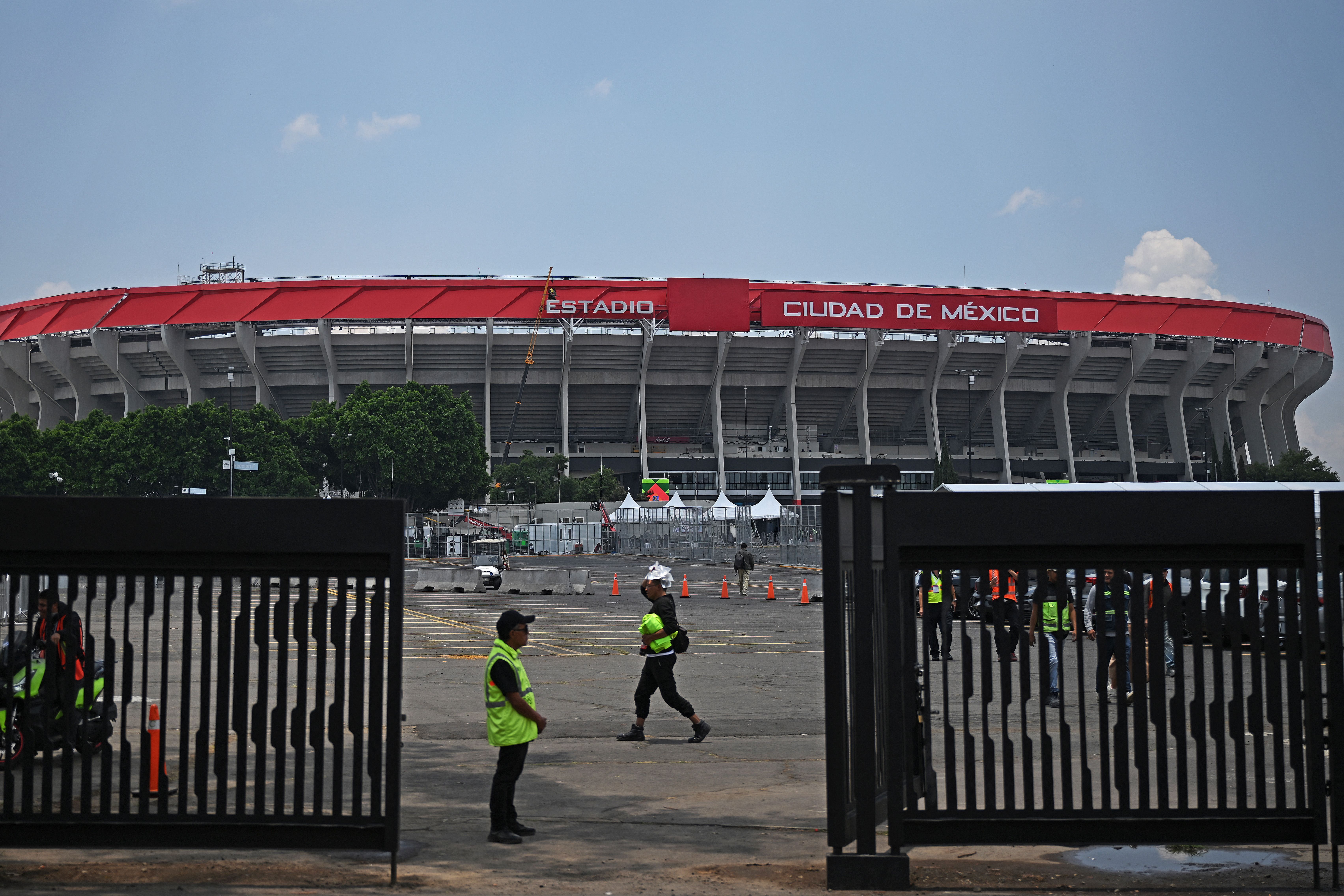 Manifestantes bloqueiam acesso ao Estadio Azteca, palco de abertura da Copa do Mundo