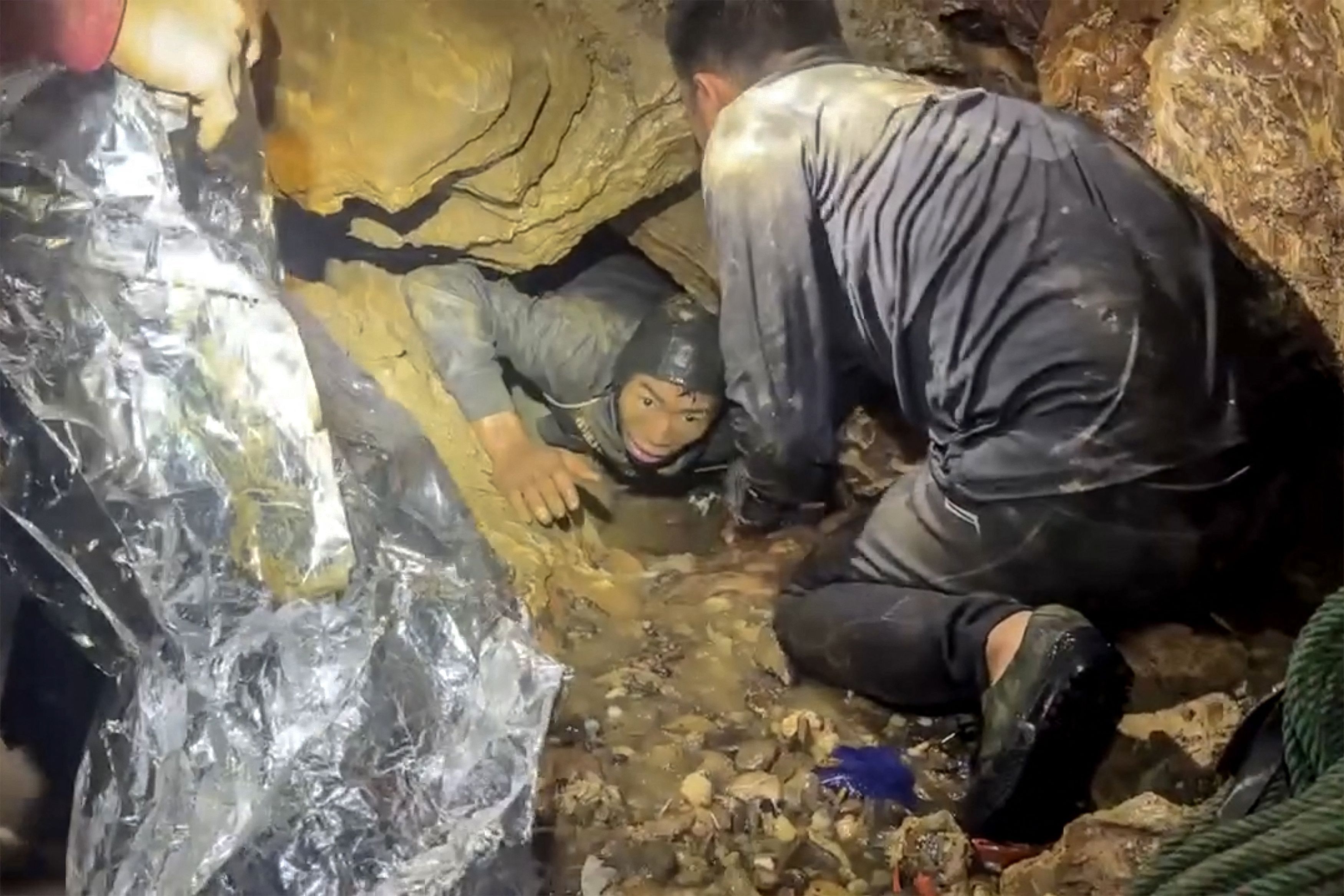 Suspensas as buscas pelos dois últimos homens presos em caverna no Laos
