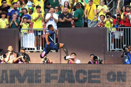 Endrick comemora gol pelo Brasil em amistoso com Egito