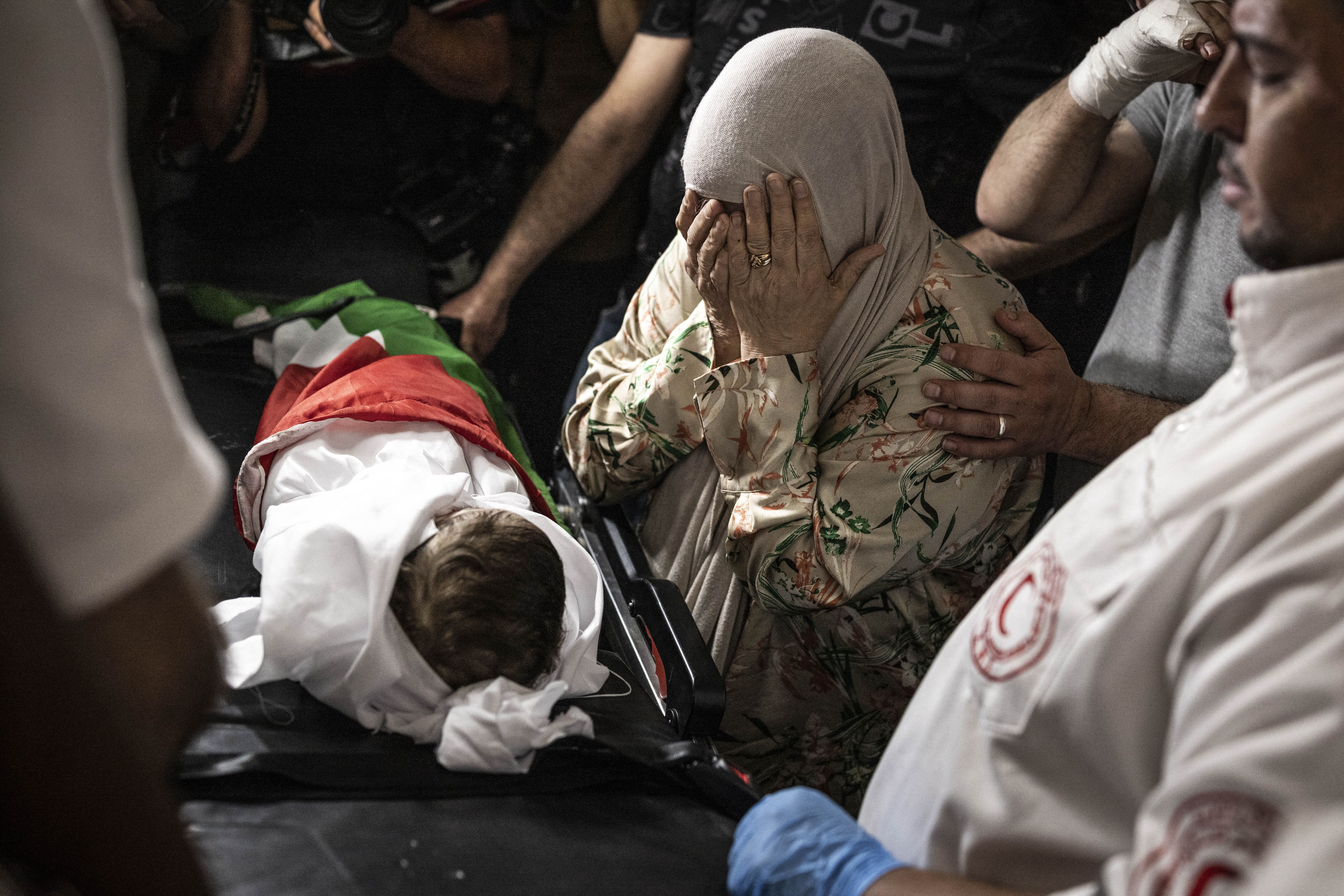 'Não pode ser um engano', diz palestino ao enterrar seu bebê morto por tiros israelenses