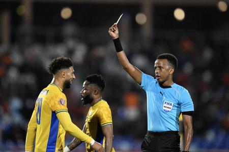 Omar Artan, árbitro somali • Khaled Desouki/Afp