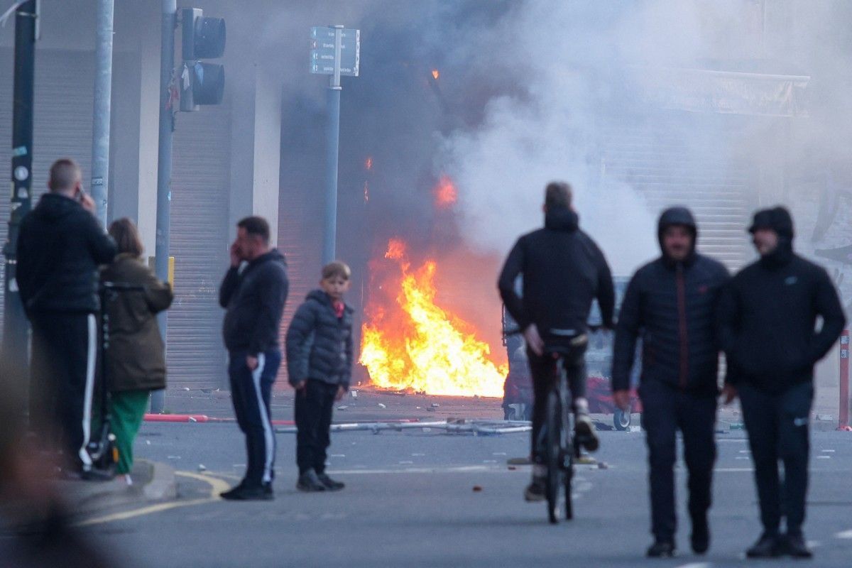 Várias pessoas ficam feridas durante protestos violentos na Irlanda
