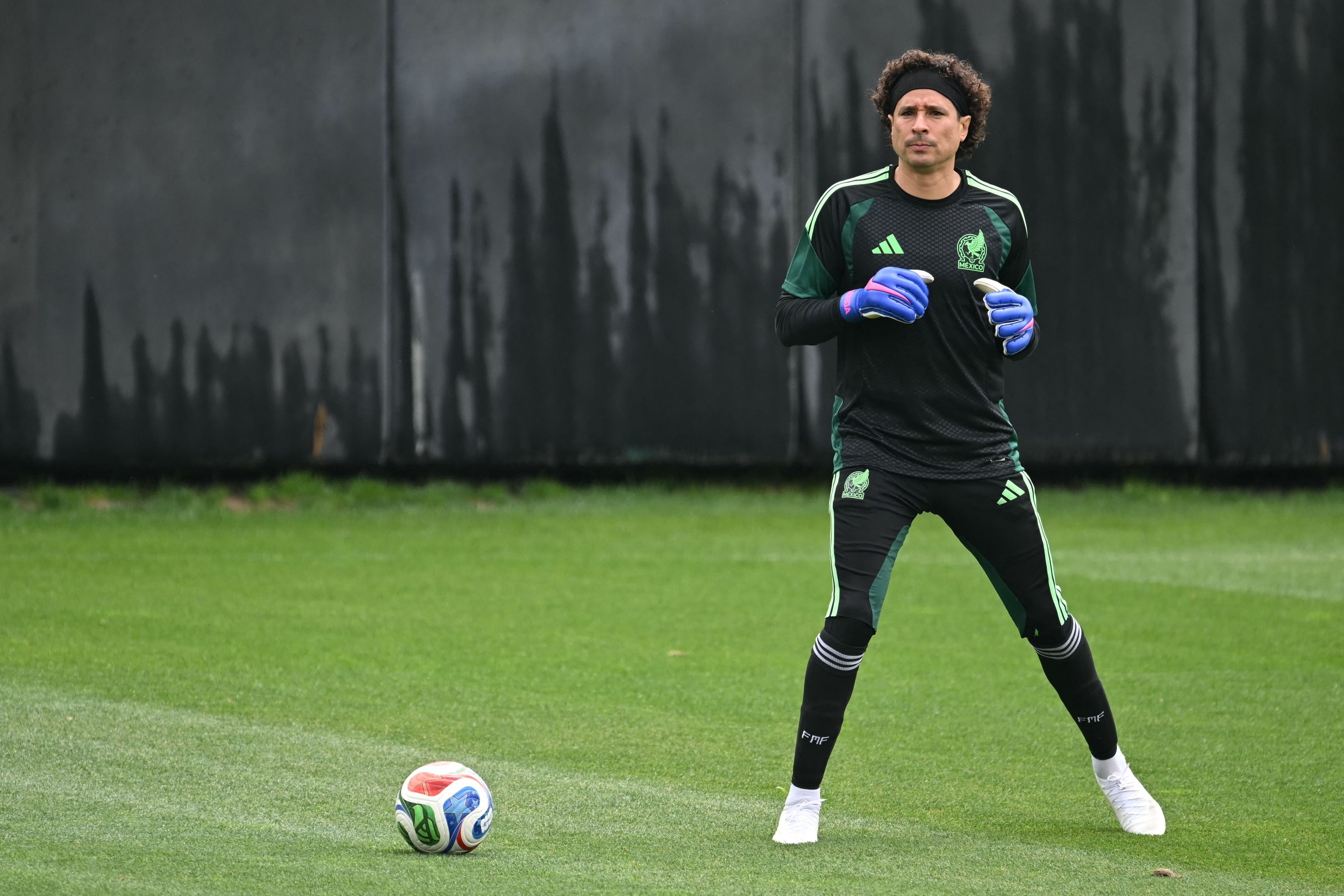 Técnico do México define situação de Ochoa para estreia da Copa