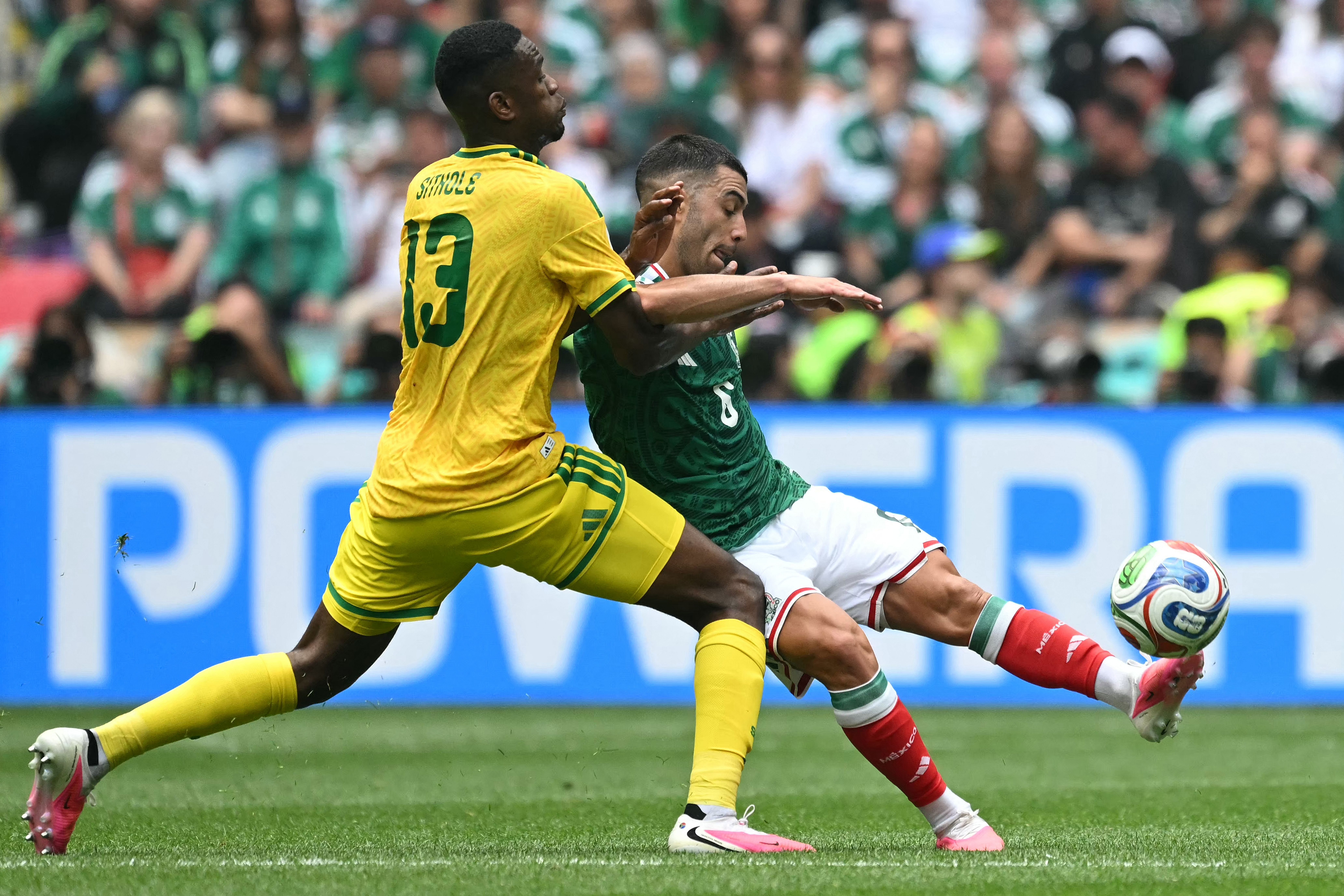 Jogador da África do Sul recebe vermelho contra México e vira desfalque na Copa