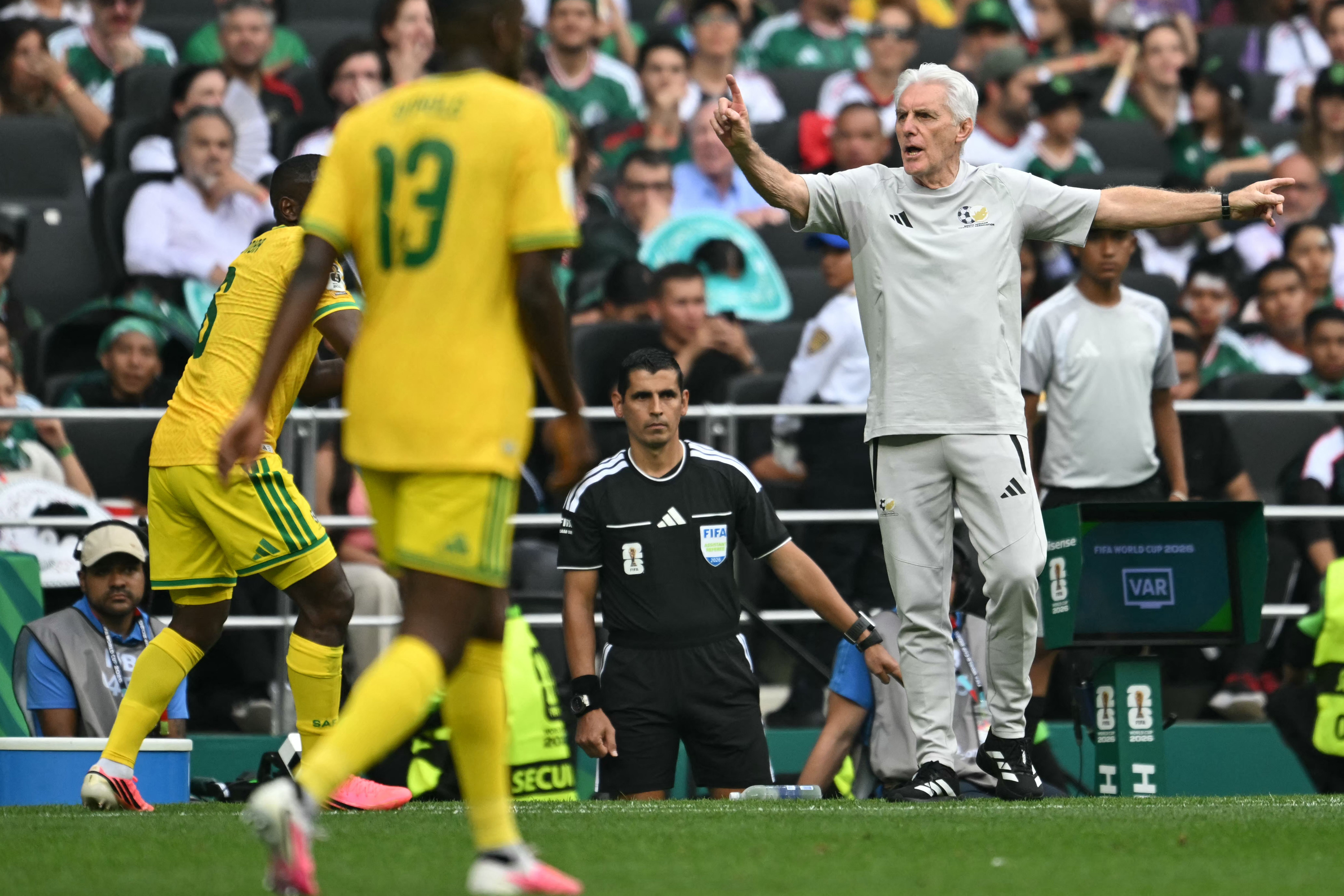 Técnico da África do Sul minimiza derrota para o México: 'Estavam desesperados'