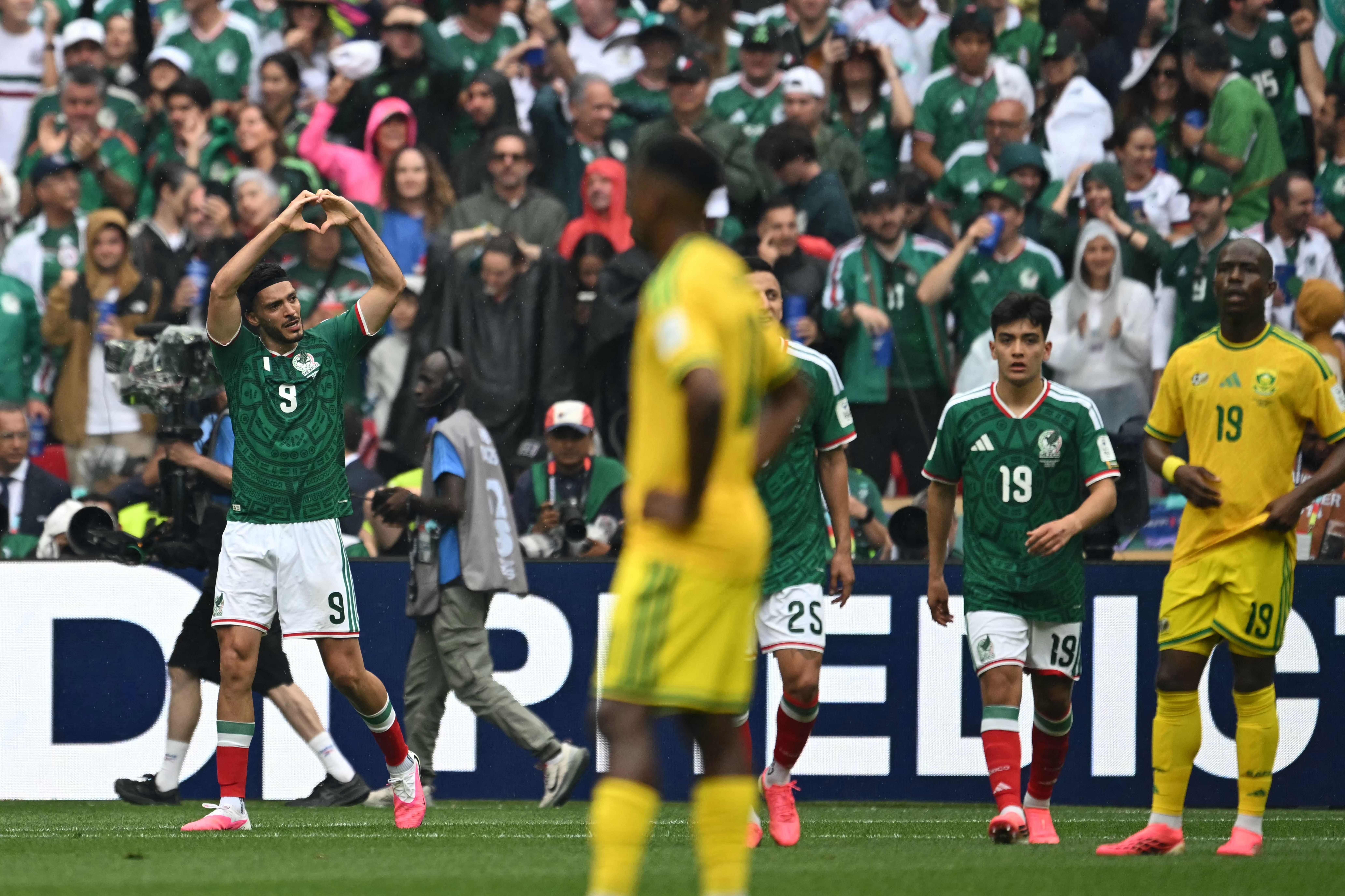 Autor de gol do México na abertura da Copa quase deixou o futebol; entenda