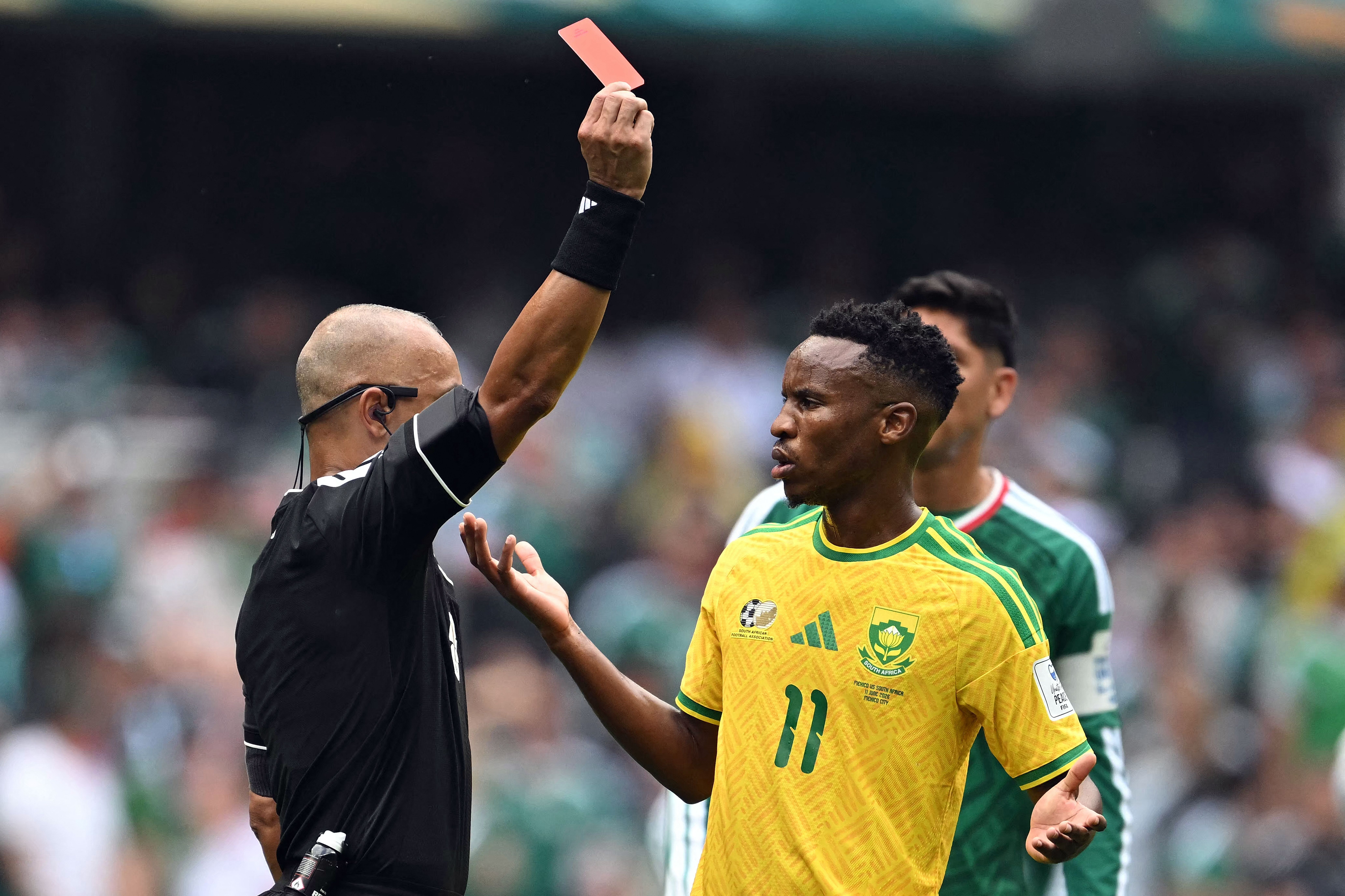 Meia da África do Sul recebe punição pesada por expulsão na estreia da Copa
