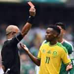 Meia da África do Sul recebe punição pesada por expulsão na estreia da Copa