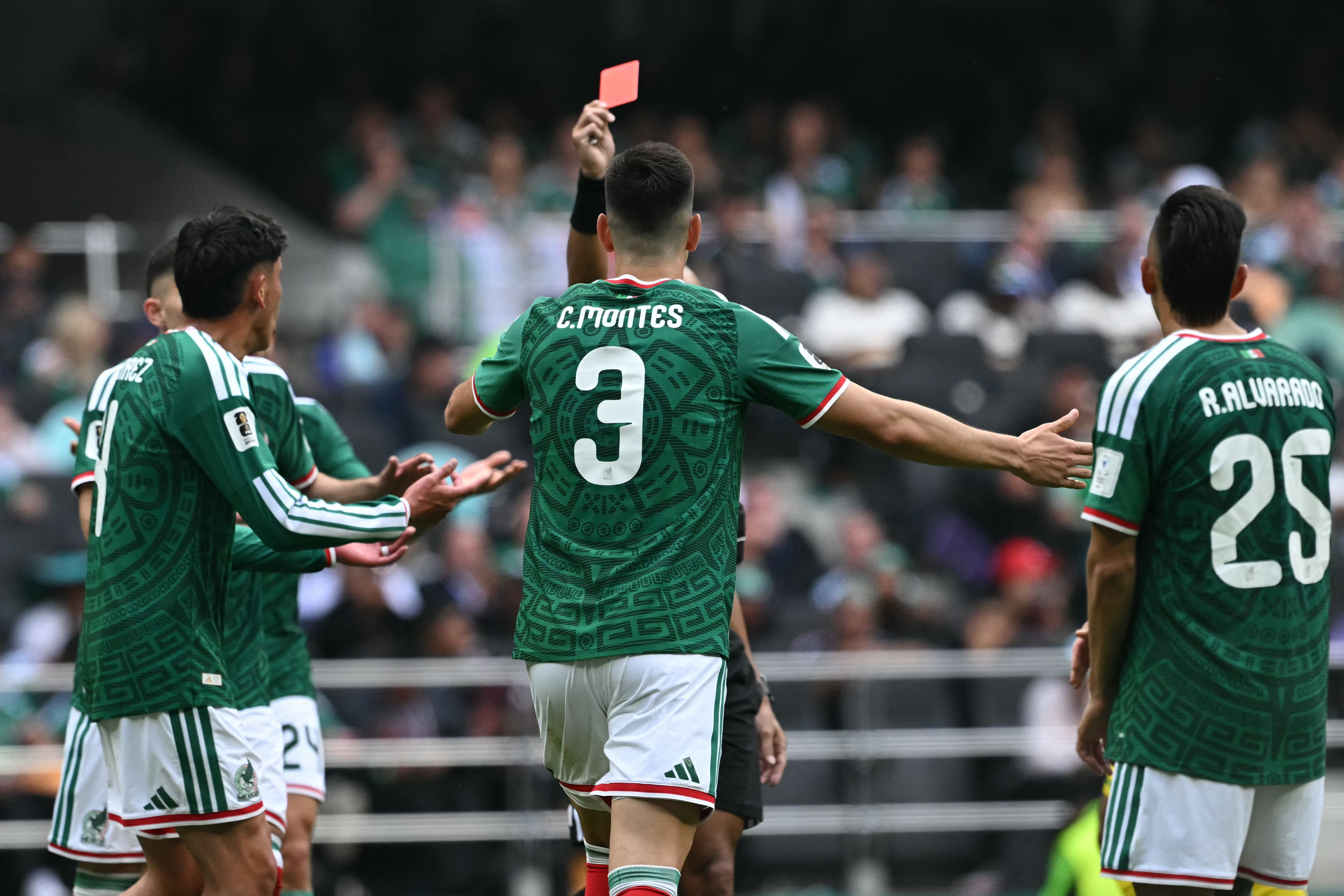 Zagueiro do México é expulso contra África do Sul e vira desfalque na Copa