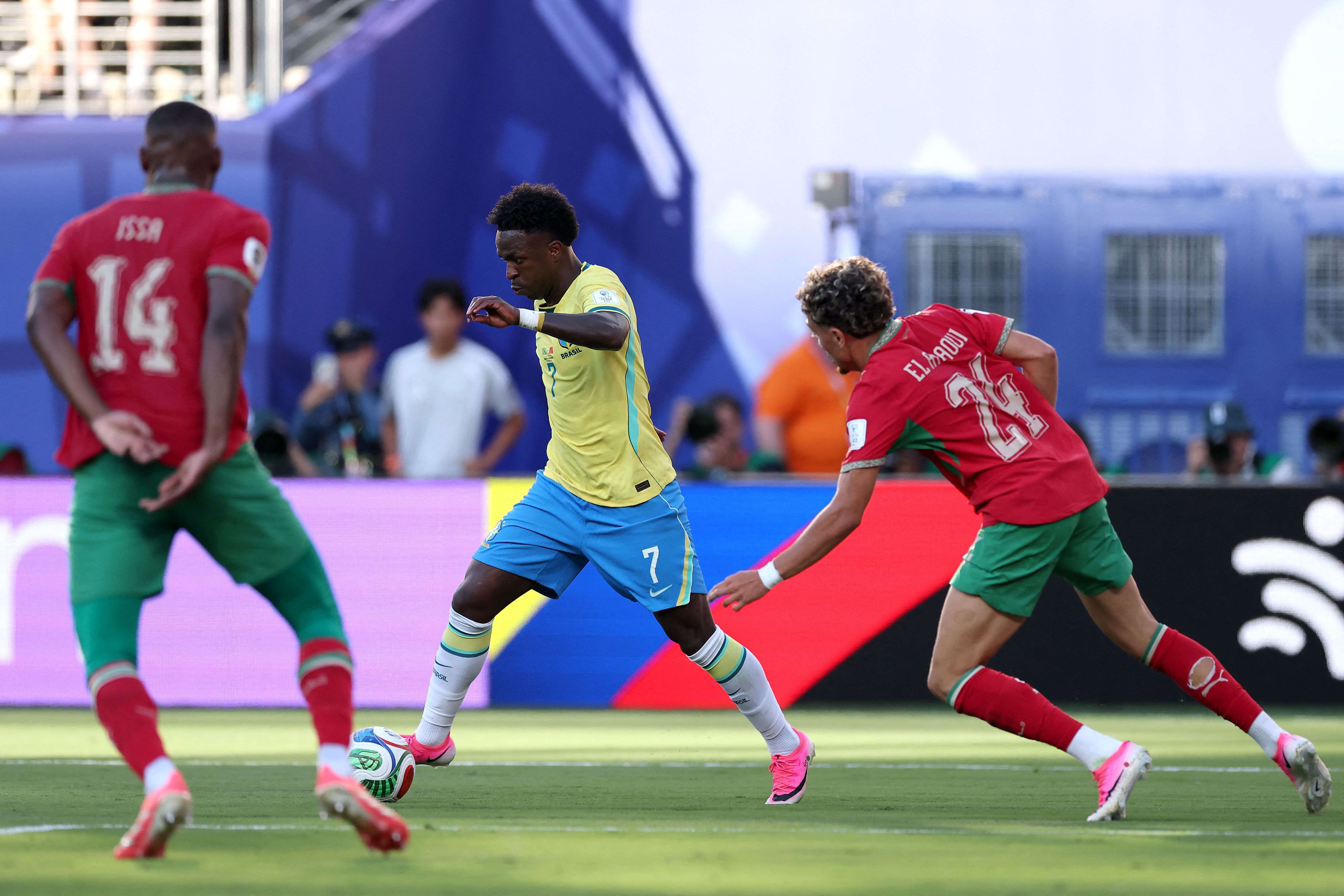 Brasil leva susto, mas arranca empate com golaço de Vini Jr. na estreia da Copa