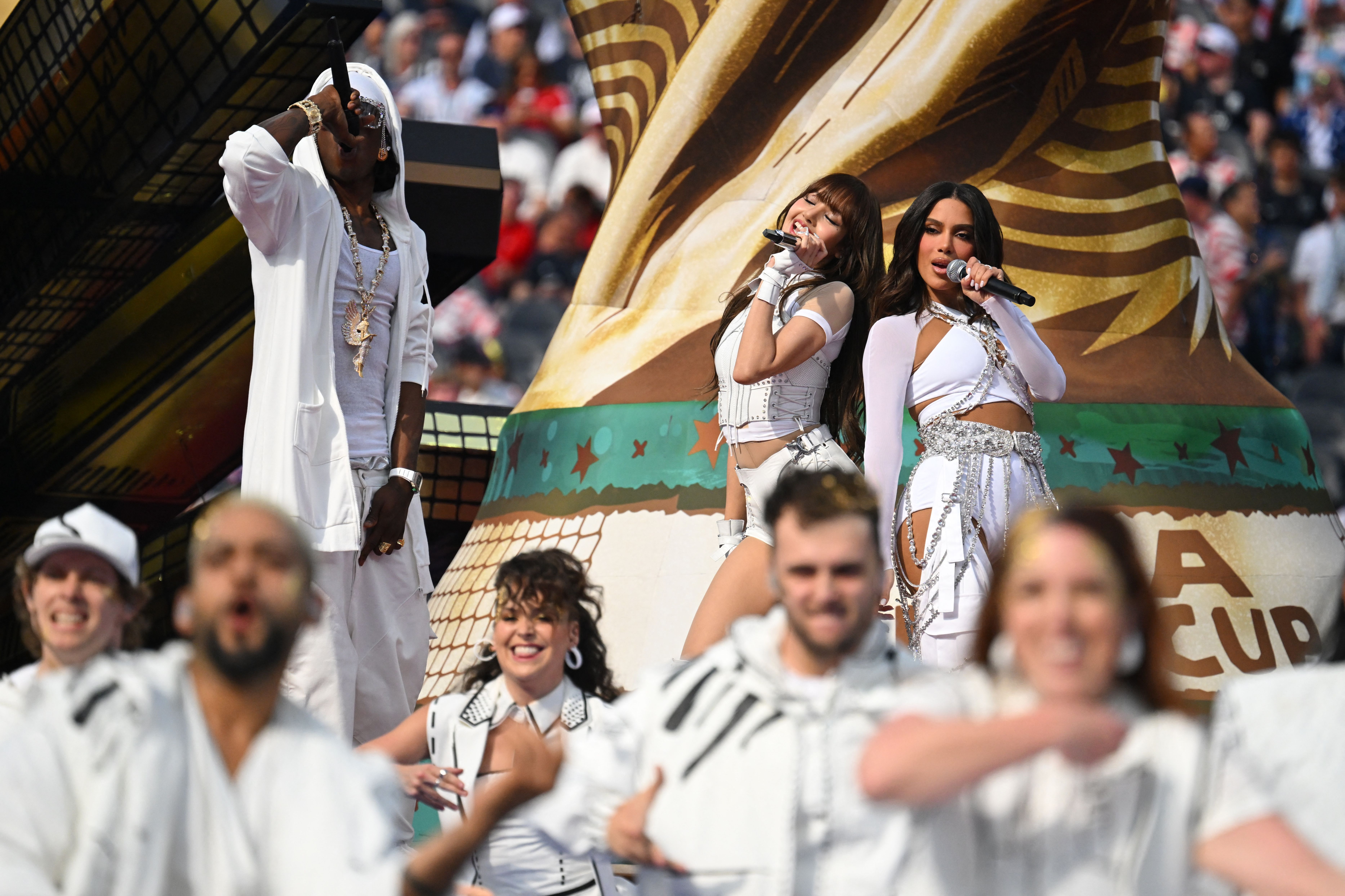 Anitta embala torcedores e canta em três idiomas na abertura da Copa do Mundo; veja vídeo