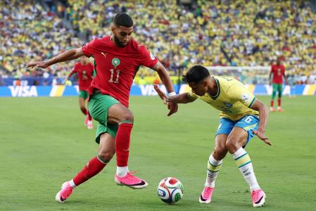 Ismael Saibari e Douglas Santos em Brasil x Marrocos • Charly Triballeau/AFP