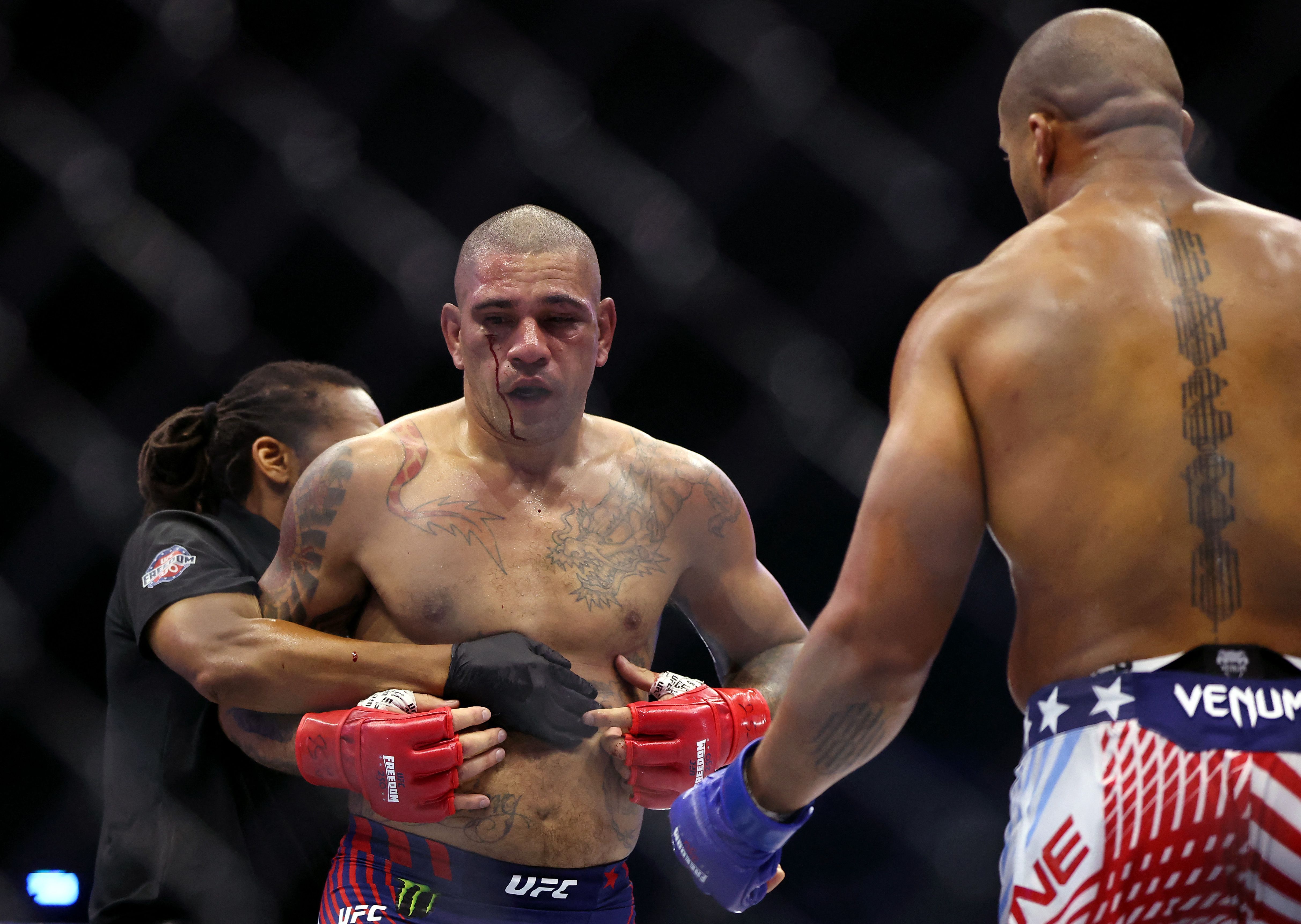Poatan é nocauteado por Gane na Casa Branca e adia sonho do terceiro cinturão no UFC