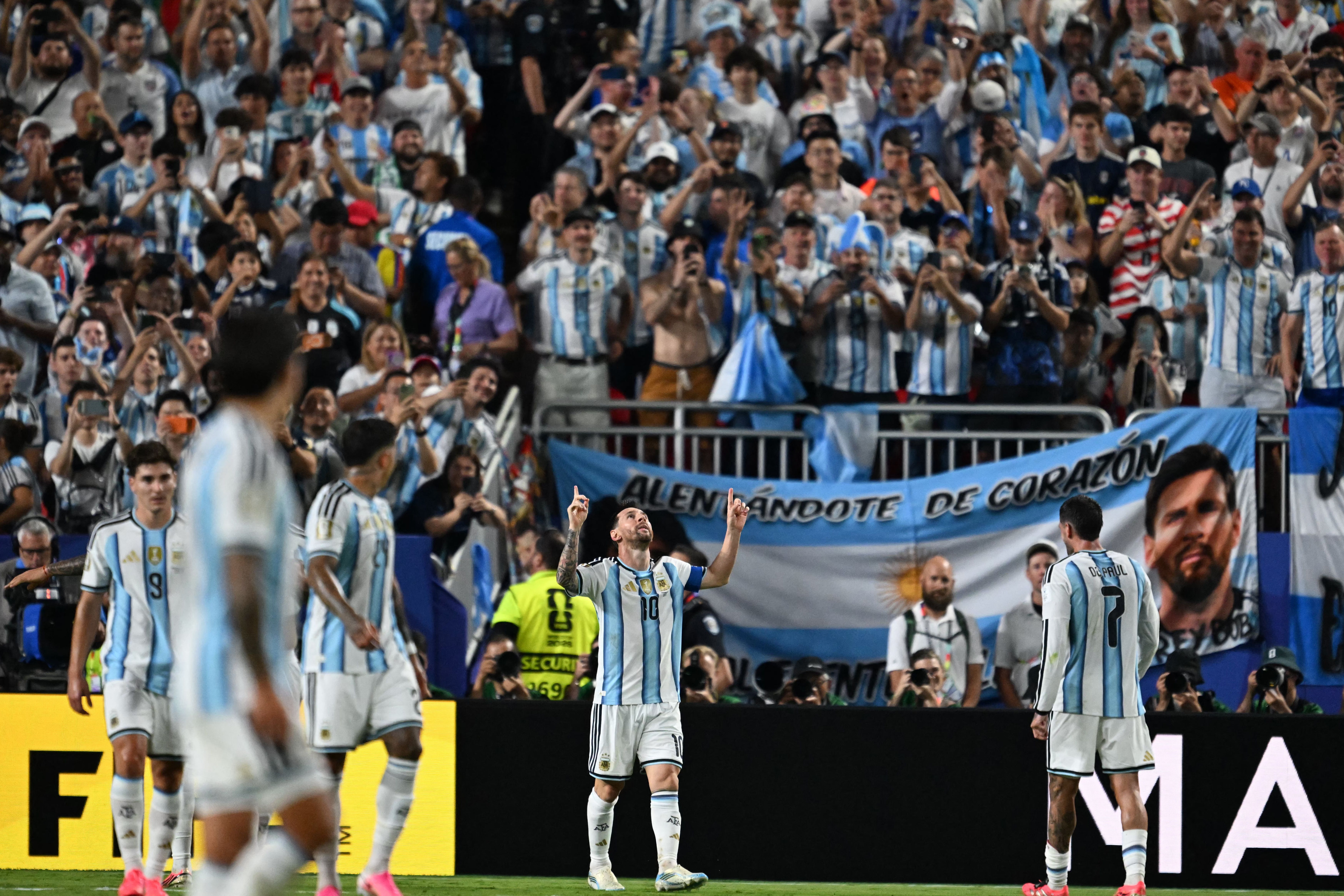 Em noite mágica de Messi, Argentina atropela Argélia e estreia com vitória na Copa