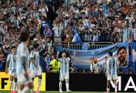 Em noite mágica de Messi, Argentina atropela Argélia e estreia com vitória na Copa