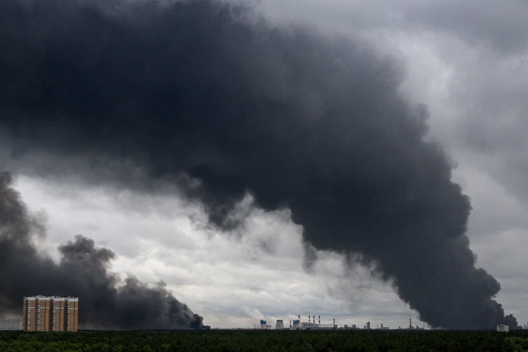 Rússia amanhece com intensa nuvem de fumaça e incêndio após maior ataque da Ucrânia em 2 anos