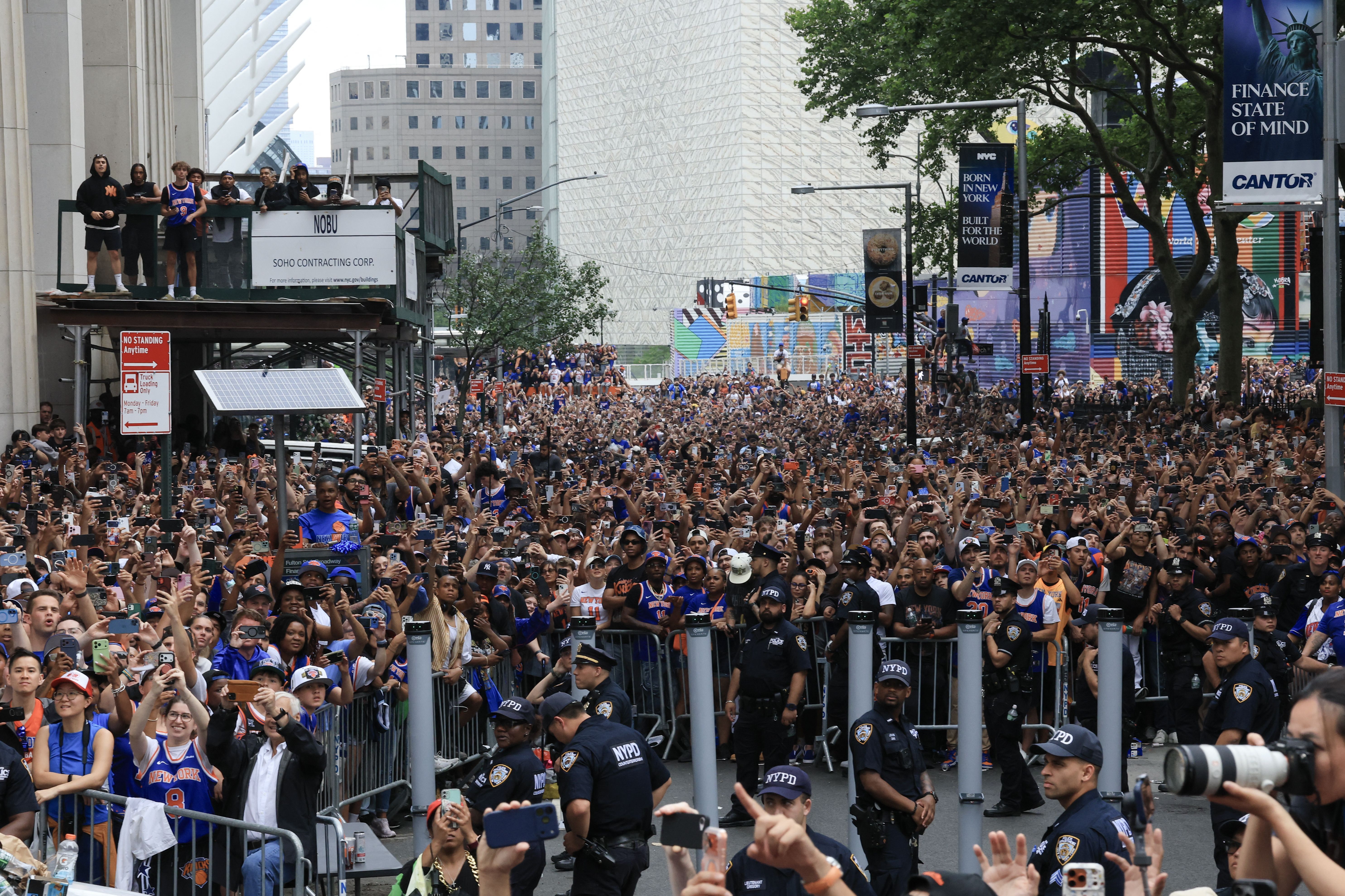 Nova York 'esquece' Copa e vive festa do título da NBA conquistado pelos Knicks