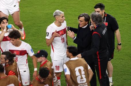 Vincenzo Montella conversando com o lateral-direito Mert Muldur