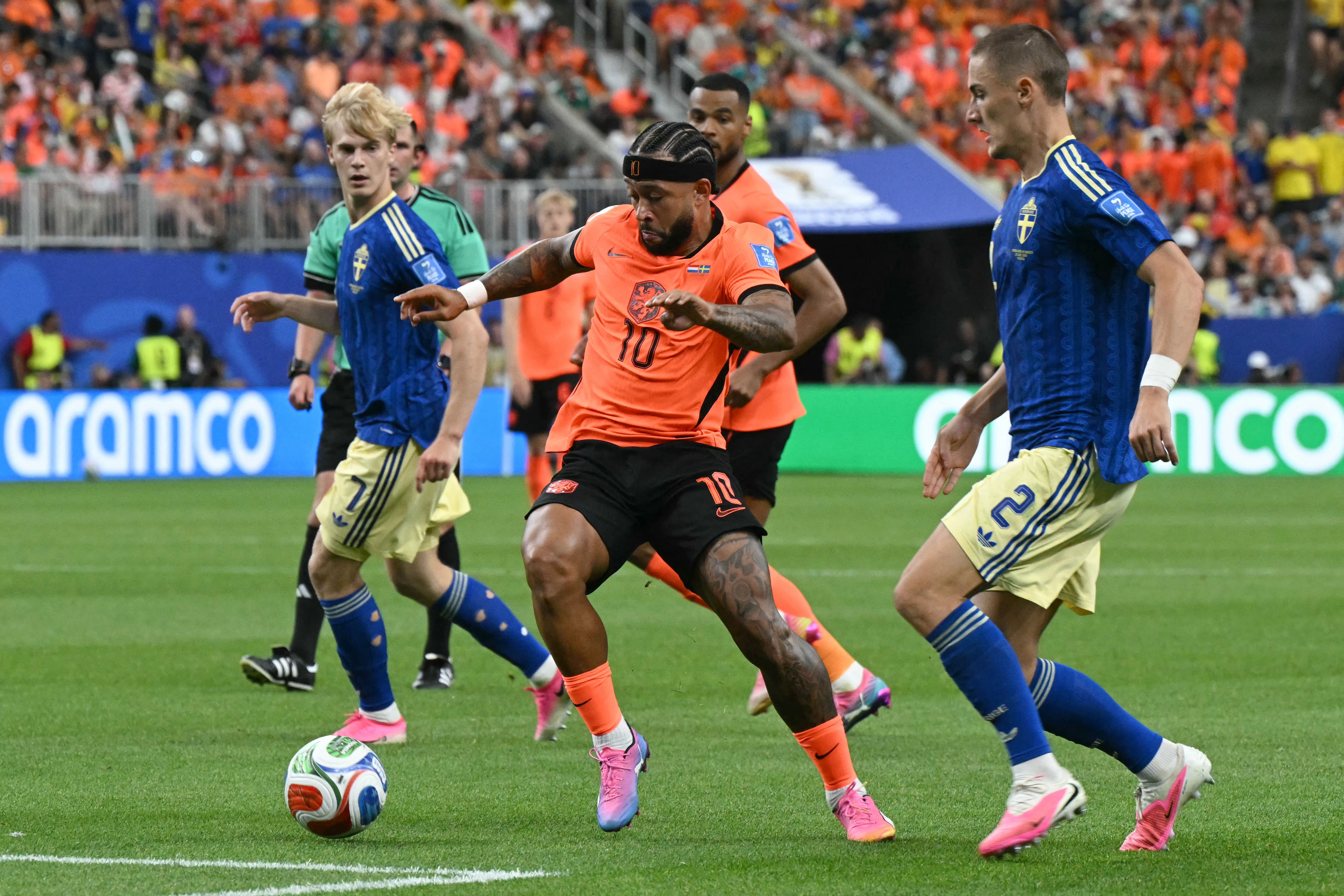 Memphis dá assistência em goleada da Holanda sobre a Suécia; veja números