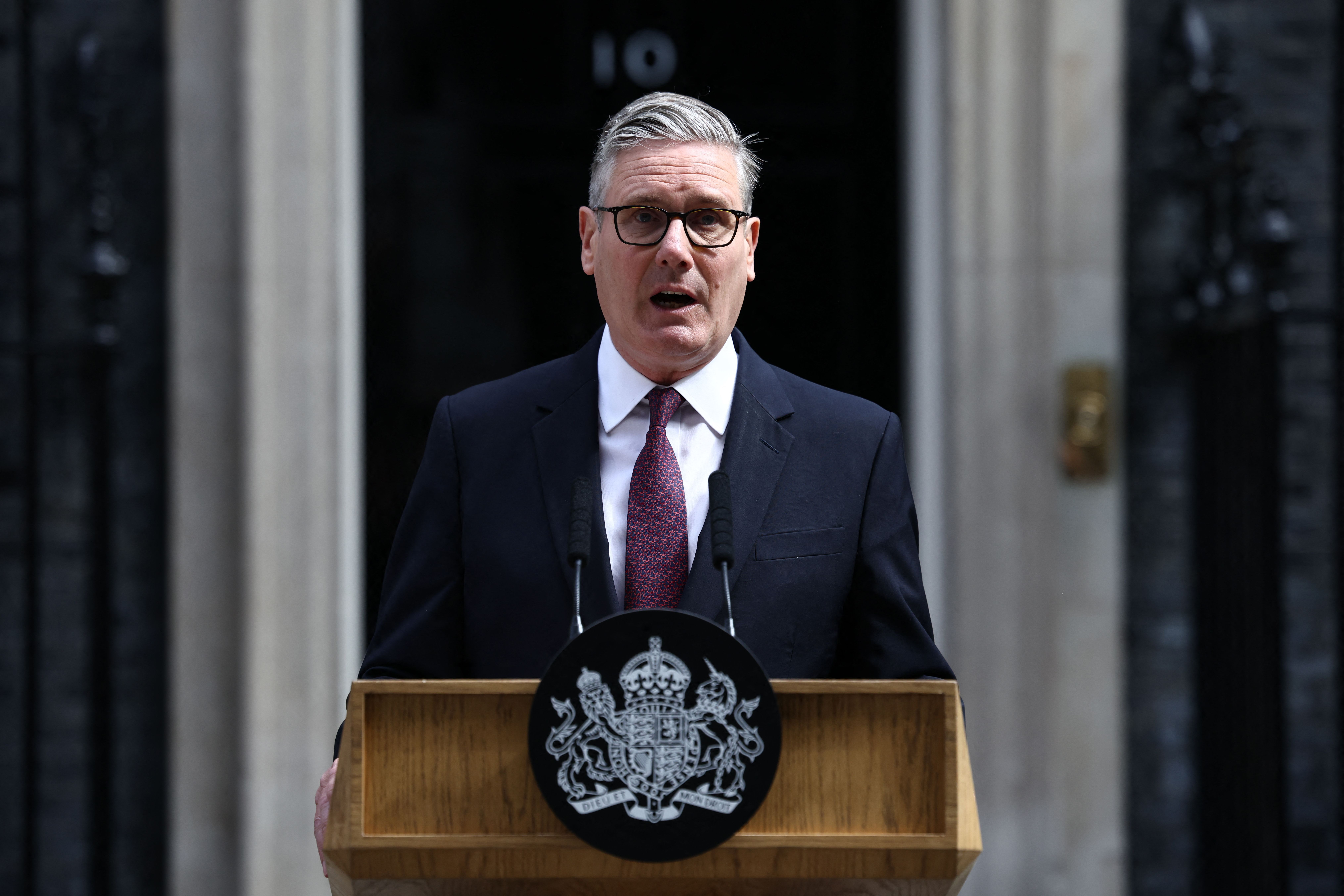 Primeiro-ministro do Reino Unido, Keir Starmer, renúncia ao cargo após pressão interna