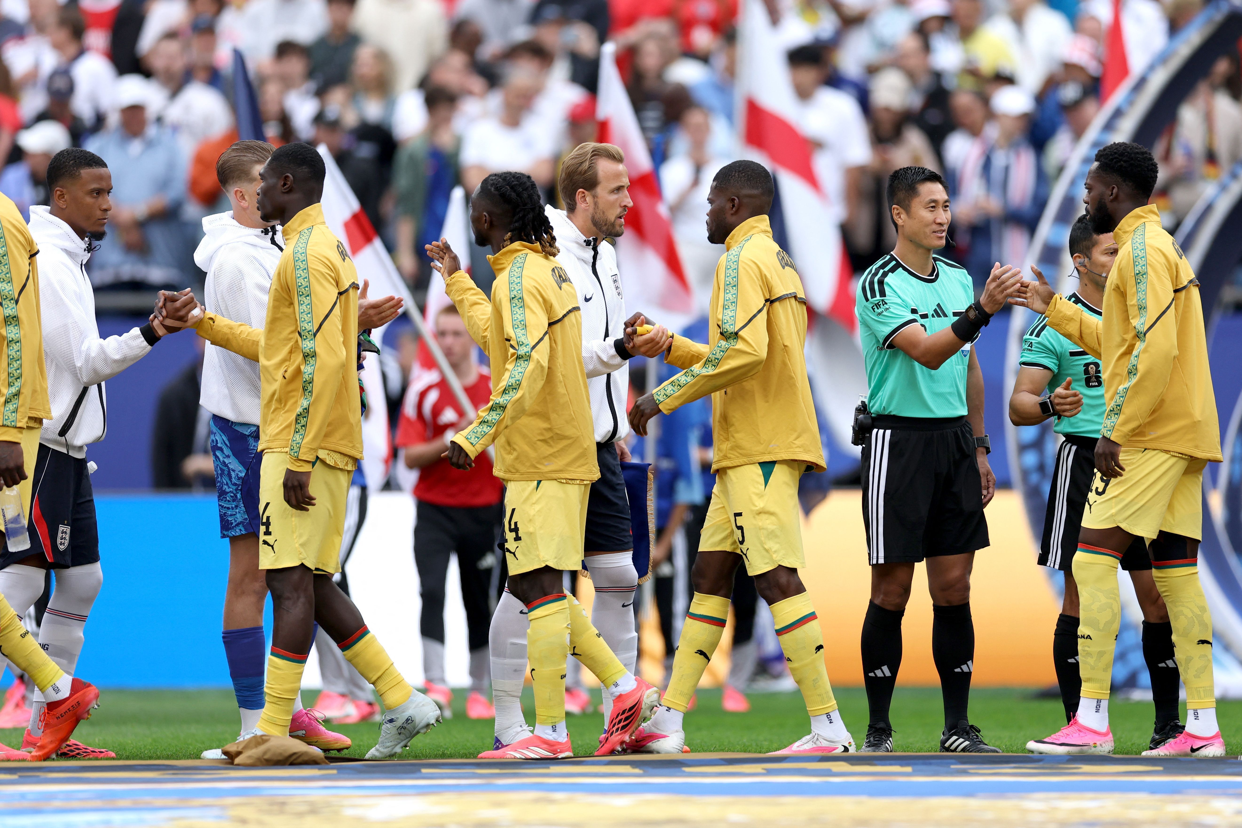 Jogador de Gana é ignorado por inglês antes de jogo pela Copa do Mundo; saiba motivo
